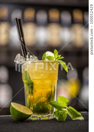 Mint julep cocktail 100012429