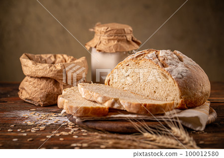 Sourdough bread loaf 100012580