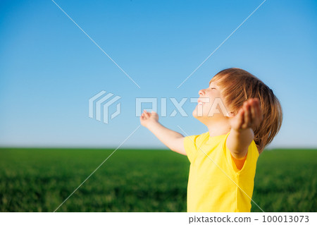 Happy child in spring outdoor Happy child in spring outdoor 100013073