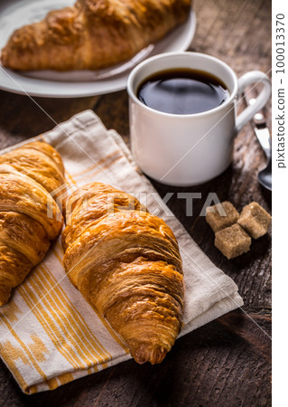 Coffee and croissant 100013370