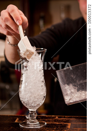 Preparing cocktails Preparing cocktails 100013372