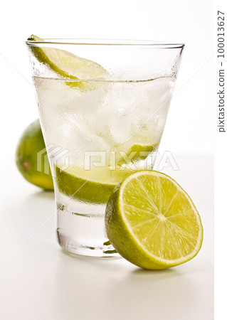 Vodka with lime and ice 100013627