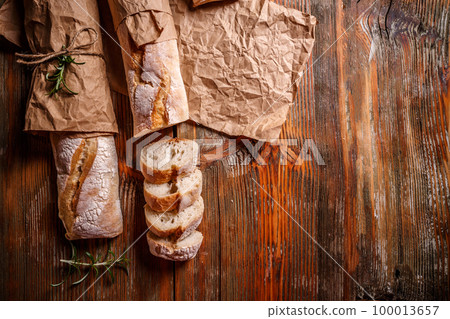 Freshly baked French baguettes 100013657