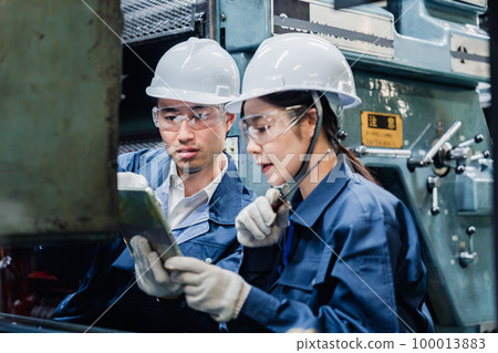 Technical staff working while checking a tablet terminal 100013883