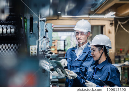 Technical staff working while checking a tablet terminal 100013890