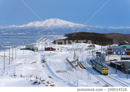 Ryuhyo Monogatari Goes through Hamakoshimizu Station in Hokkaido on sunny days 100014526