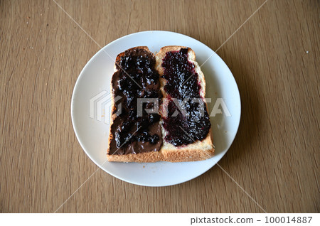 6 slices of toast with half blueberry jam and half chocolate cream 100014887