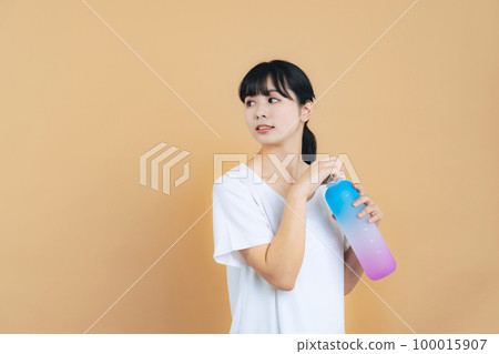 一個女人帶著一瓶飲料 100015907