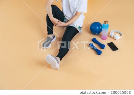坐著的女人和訓練器材健身健身房鍛煉 100015908