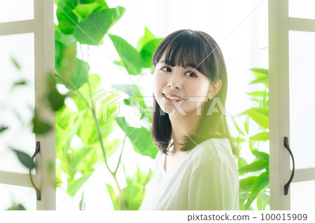 被綠樹環繞的女人 美麗的植物形象 100015909