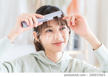 做燙髮器的年輕女人 100015925