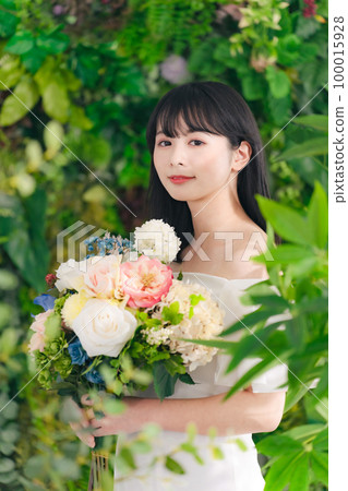被綠樹環繞的女人 美麗的植物形象 100015928