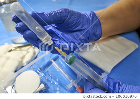 Injection of anesthetic into a syringe. Epidural anesthesia 100016976