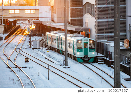 [德島站]準備出發的普通列車 100017367