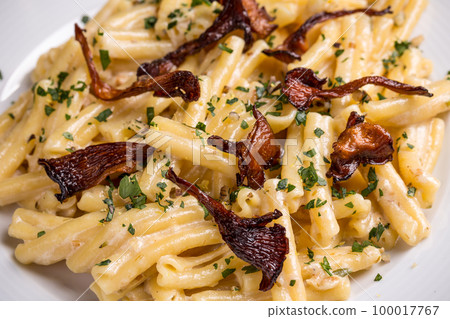 Pasta with cheese 100017767