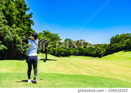 A Japanese female golfer who plays golf [ image of golf ] 100018307