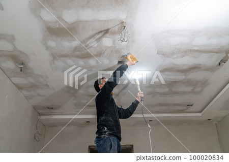 hand sanding of the plasterboard ceiling with a trowel 100020834