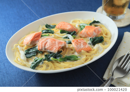三文魚和菠菜奶油意大利面 100021420
