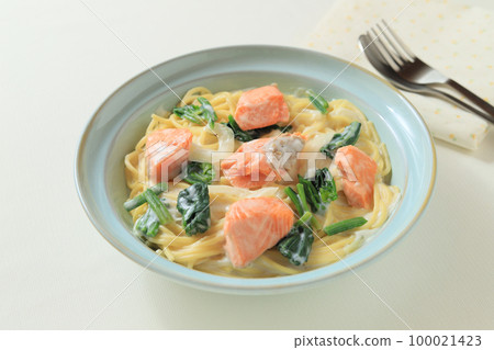 Salmon and Spinach Cream Pasta 100021423