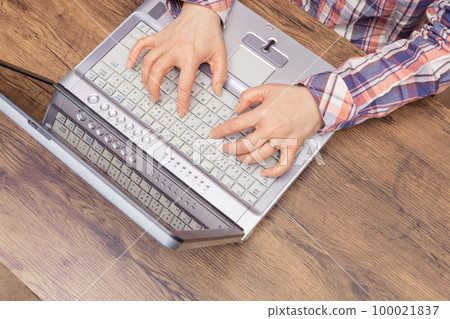 [一個在家工作的女人] 100021837