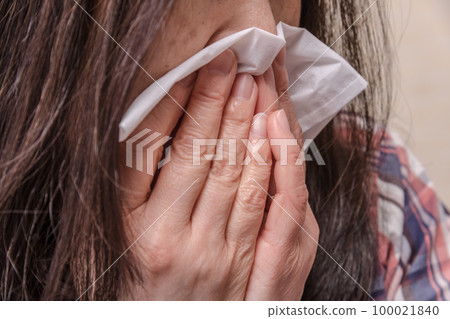 [女人擤鼻涕] 100021840