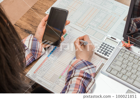 [Housewife calculating tax return] 100021851
