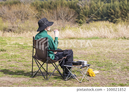 Outdoor image Man drinking coffee outdoors Man camping Traveling alone Image material 100021852