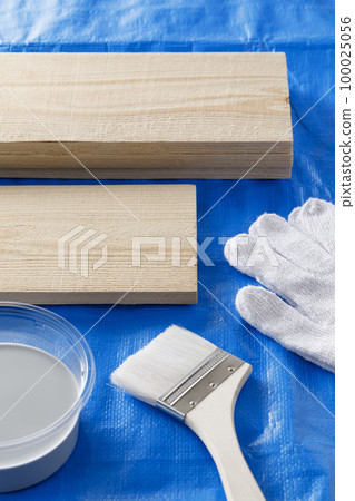 畫筆、油漆和木板 100025056