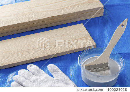 畫筆、油漆和木板 100025058
