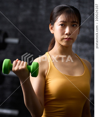 年輕女子用啞鈴訓練 100026107