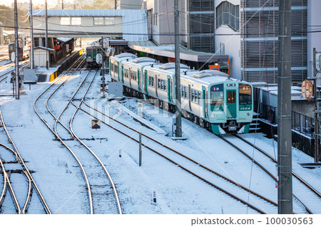 [Tokushima Station] Local train arriving at the station 100030563