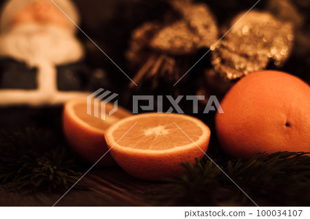 Christmas decorations oranges, cones and Christmas tree 100034107