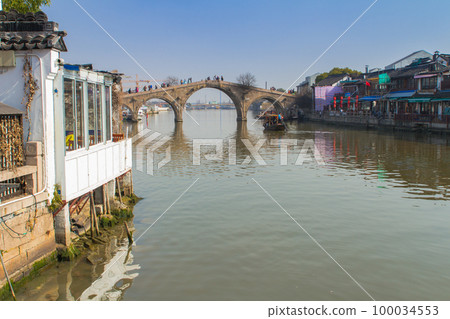 朱家角古鎮 - 從遊船上看到的法政橋 - (中國-上海) 100034553