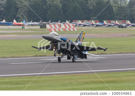 Greek Air Force F-16 demo team "Zeus" landing 100034861