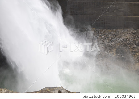 Kurobe Dam water discharge 100034905