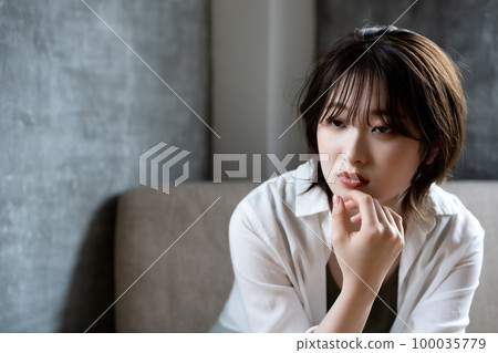 Z世代年輕女性 100035779