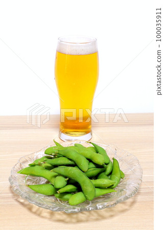冰鎮啤酒和毛豆(垂直構圖) 冰鎮啤酒和毛豆(垂直構圖) 100035911