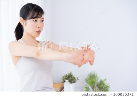 女人伸展 100036371