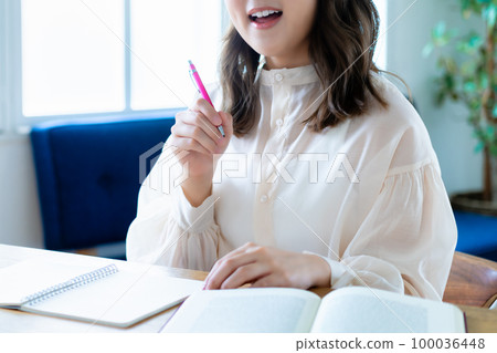 Young woman studying [parts cut] 100036448