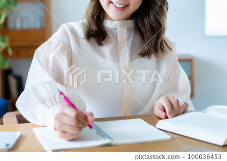 Young woman studying [parts cut] 100036453