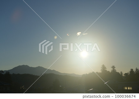 Hakushu Town, Hokuto City, morning sun with spring haze Hakushu Town, Hokuto City, morning sun with spring haze 100036674