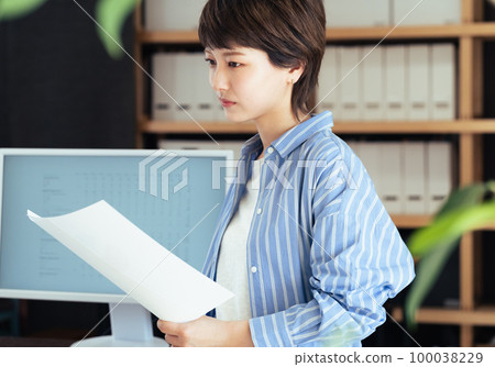 在辦公室工作的年輕女子 100038229