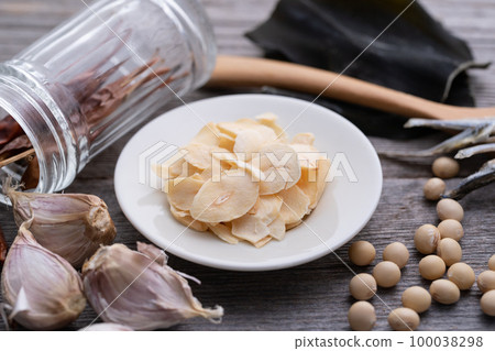 Fried garlic sliced chips 100038298