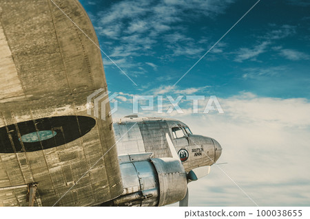 保存在靜岡縣濱松市濱名湖畔的道格拉斯 DC-3 型飛機（電影風格） 100038655