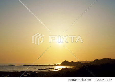 The sunset dyeing Samani Town, Hokkaido 100039746