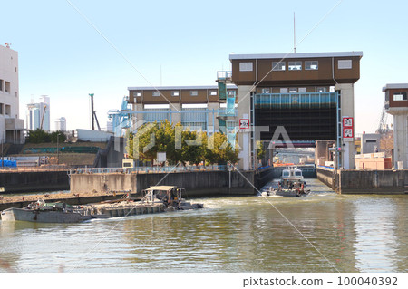 Vessels passing at the same time as the opening of the locks of Kema 100040392