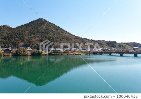 Yoneda Fuji and Yamakawa Bridge in early spring, Kawabe Town, Gifu Prefecture 100040418