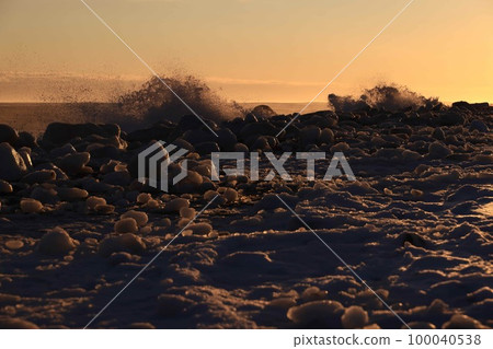 A morning with high waves, a winter landscape 100040538