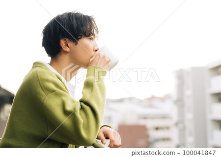 陽台上喝咖啡的男人 100041847