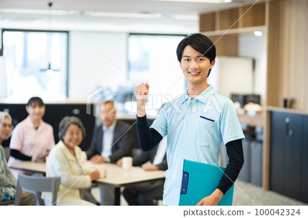女看護人女成年女女大姐20多歲30多歲年輕制服護理人員女職員 100042324
